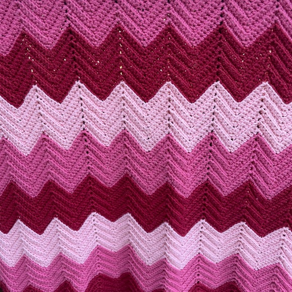 Vintage Handmade Afghan Adorable shades of Pink 🌺 - Picture 8 of 16